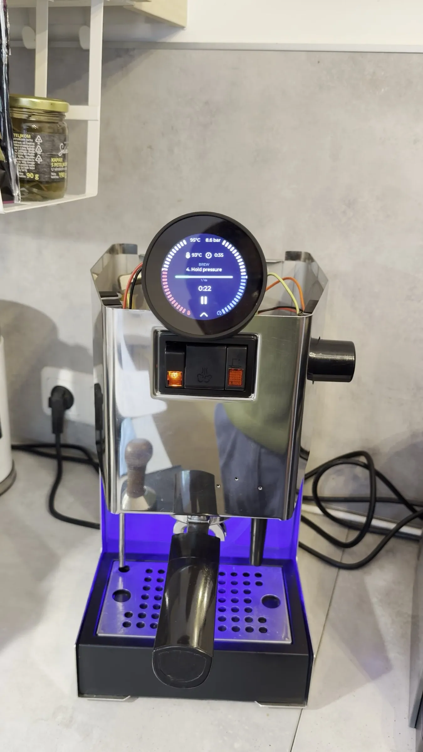 The display in the hold phase, reading 8.6 bar with the pump running against the blind filter, the drip tray lit blue