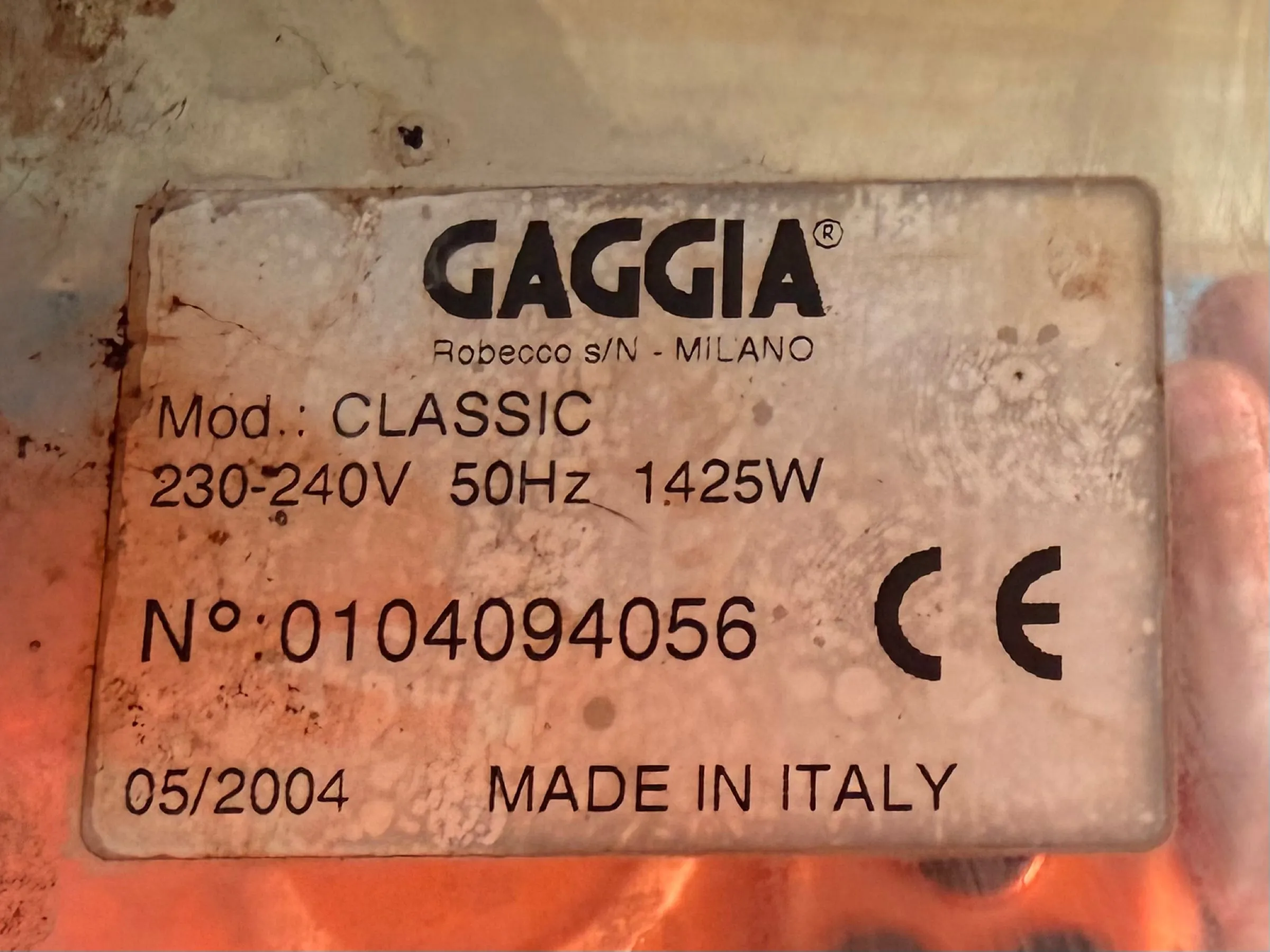 The tarnished Gaggia type plate on the underside of the machine: Gaggia, Robecco sul Naviglio, Milano, Mod. CLASSIC, 230 to 240 V, 50 Hz, 1425 W, number 0104094056, 05/2004, Made in Italy